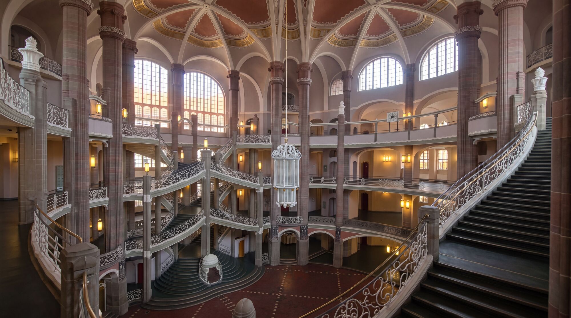 Lichthof des Kriminalgerichts Berlin-Moabit – historisches Jugendstil-Treppenhaus